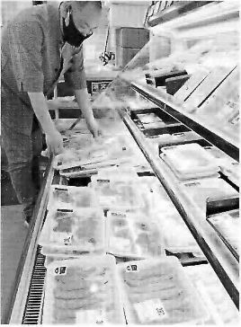 写真=米国産牛肉の価格が上がっている(25日、東京都練馬区の「アキダイ関町本店」で)